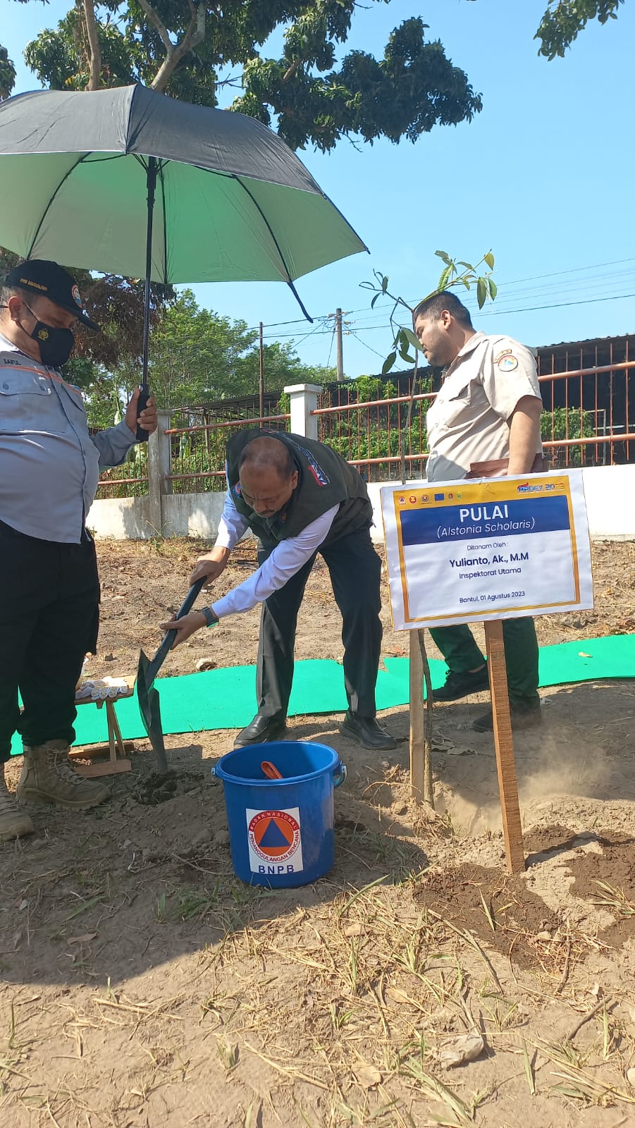 Inspektur Utama BNPB Yulianto saat penanaman pohon pada rangkaian acara ASEAN Regional Disaster Response Simulation Exercise (ARDEX) 2023 di Stadion Sultan Agung, Kabupaten Bantul, Daerah Istimewa Yogyakarta pada Selasa (2/8).